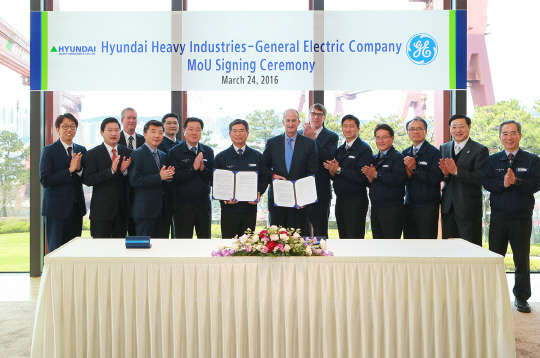 현대중공업이 24일 울산 본사에서 GE와 사업 협력에 관한 양해각서(MOU)를 체결했다. 이 자리에 최길선 현대중공업 회장(왼쪽 일곱 번째), 존 라이스 GE 부회장(여덟 번째) 등이 참석해 기념촬영을 하고 있다.  현대중공업 제공